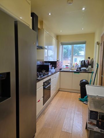 Room in a Shared House, Awdrys Road, IG11 - Photo 5