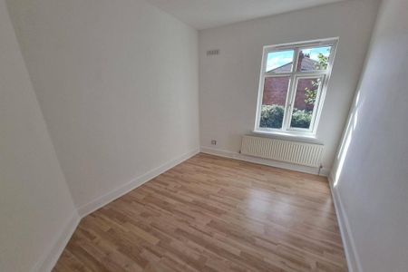 3 bedroom end of terrace house to rent - Photo 2