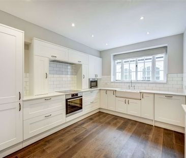 A charming three bedroom maisonette in this quiet mews in St James. - Photo 3