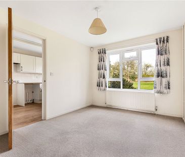 **6 months only** Nestled in the picturesque village of Great Coxwe... - Photo 2