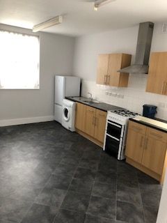 Beautiful Bright 2 Bedroom Flat, Walking Distance to Westcliff Train Station - Photo 2