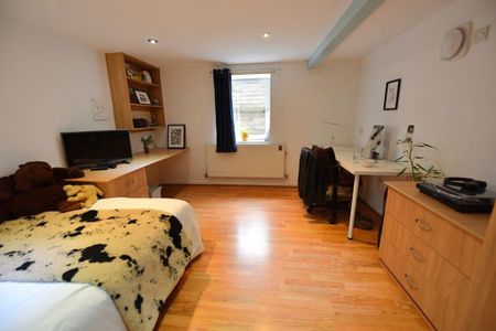 3 bedroom Flat in Flat 1, Leeds - Photo 4