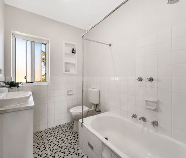 6 Month lease - Contemporary, light filled unit in prime location - Photo 5