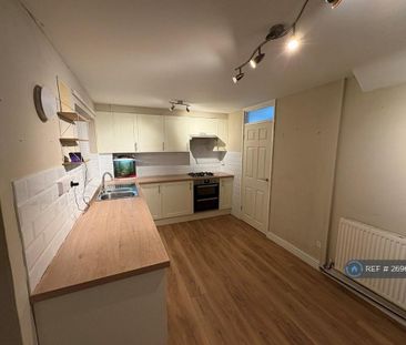 3 bedroom end of terrace house to rent - Photo 2