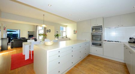 Effortless Living in a Beautifully Presented Home - Photo 2