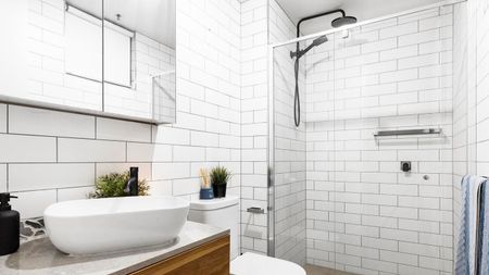 Spacious 1-Bedroom Apartment in Prime Fitzroy North Location - Photo 5