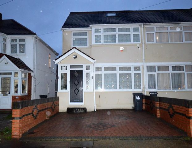4 bedroom semi-detached house to rent - Photo 1