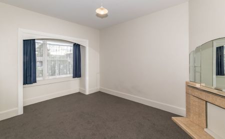 A sunny, spacious home right on the city fringe - Photo 4