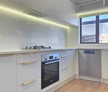 Executive 3 Bed, 2.5 Bath Home with Dual Loung... - Photo 4