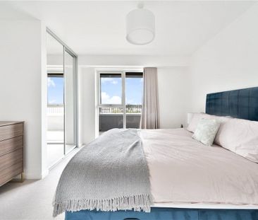 A chic one-bedroom apartment situated in Wallbrook Gardens, a stunn... - Photo 3