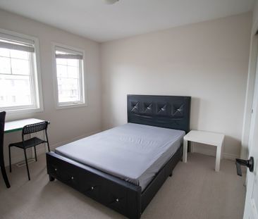 **ALL INCLUSIVE** STUDENTS ROOM FOR RENT IN A STUNNING HOUSE!! - Photo 2