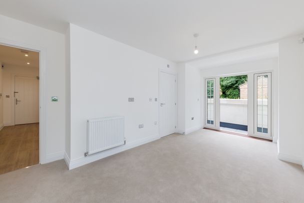 Merrileas Drive, Oxshott, Leatherhead, Surrey, KT22 flat to rent - Photo 1