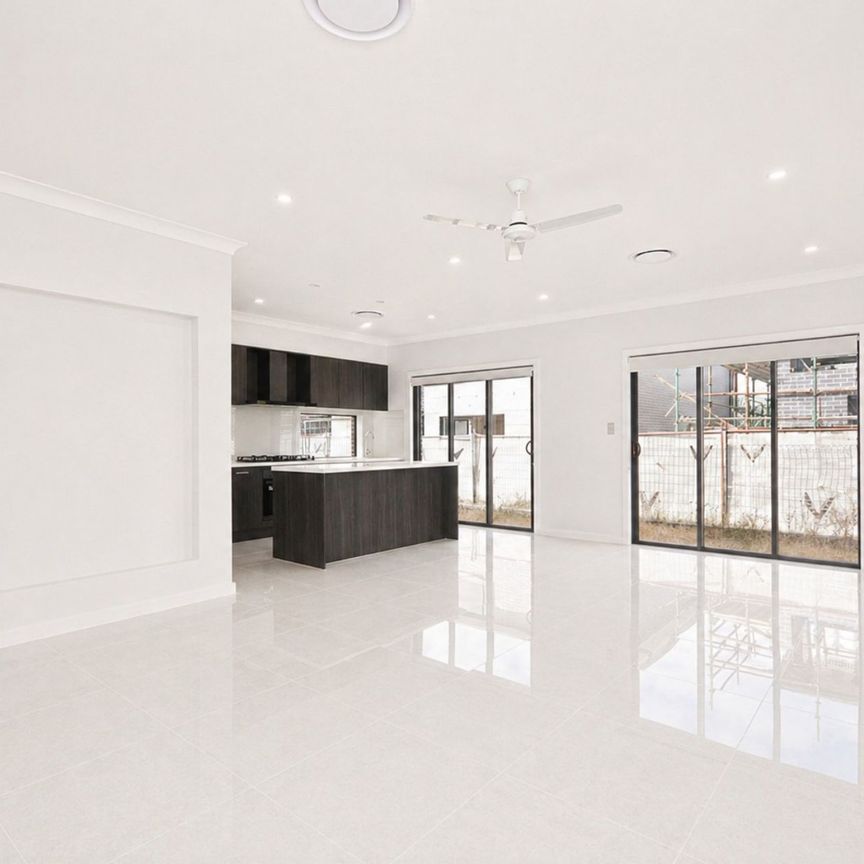 Brand New 5 Bedroom Luxury Home!! - Photo 1
