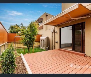Modern Comfort in a Prime Doncaster East Location! - Photo 4