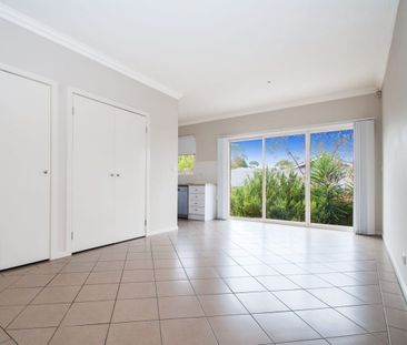 Modern Two-Storey Townhouse in Convenient Croydon North Location - Photo 1