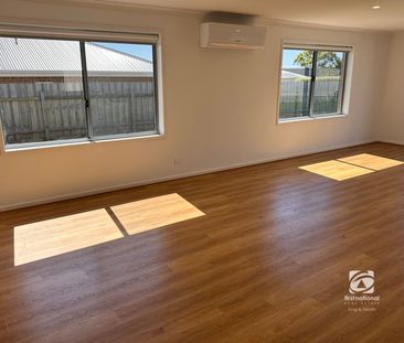 COMFORTABLE LIVING - LANDSCAPED AND SIDE ACCESS - Photo 1