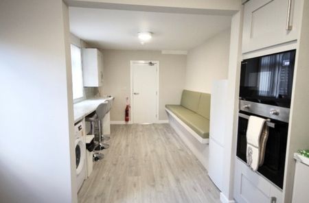 Room 7, 22 Ballygomartin Road, Belfast, BT13 3LD - Photo 5