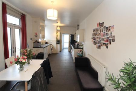 4 bedroom private hall to rent - Photo 2