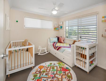 “Stunning Townhouse In Prime Location” - Photo 5