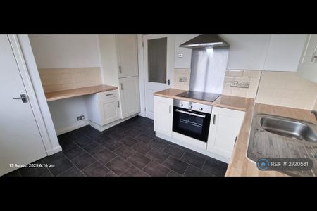 2 bedroom flat to rent - Photo 4