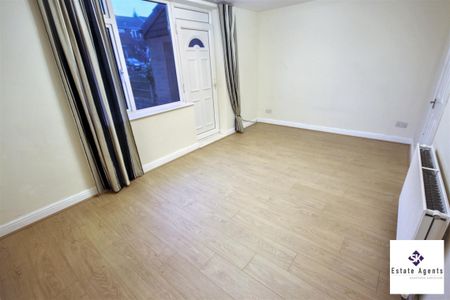 3 Bedroom House - End Terrace To Let - Photo 3