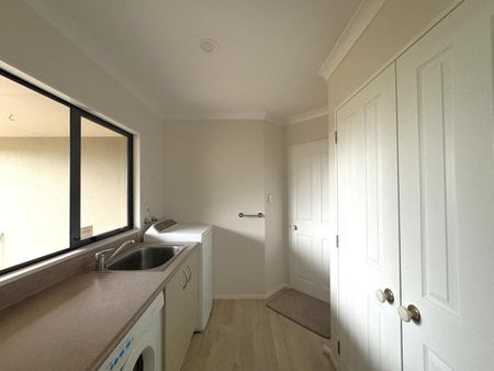 Stunning Lifestyle - Bonus work from home in a ... - Photo 5
