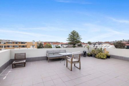 Perfectly positioned Studio apartment in a fabulous yet quiet location only 50 metres from Bondi Beach, Shops, Cafes and transport. - Photo 2