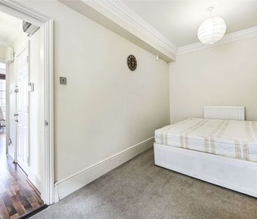 Excellent size 1 bedroom apartment in a central location, close to ... - Photo 4