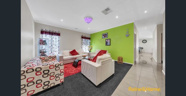 Beautiful 4 Bedroom house in Cranbourne East with Solar panels installed! - Photo 1