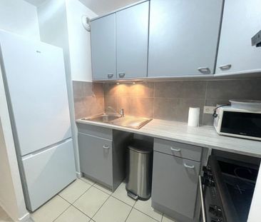 A LOUER - APPARTEMENT MEUBLÉ + BALCON + 2 PARKING - Photo 2