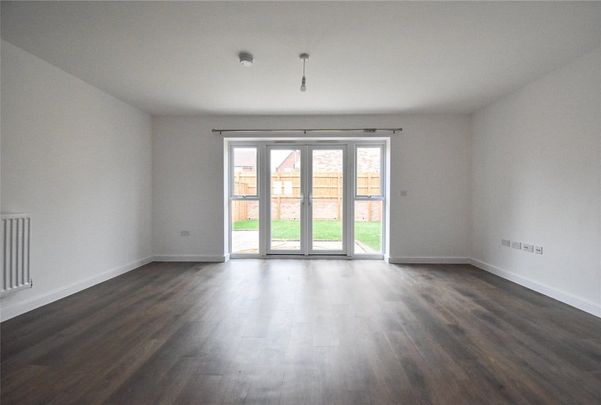 A well presented 3 bedroom house situated in this highly sought within a short distance to the town centre. GCH. Allocated parking space. Unfurnished. - Photo 1