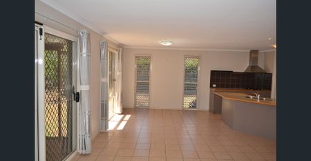 Spacious Family Home in Prestigious Saba Court - Photo 2