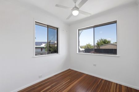 SPACIOUS 5 BEDROOM FAMILY HOME WITH POOL IN MOUNT PLEASANT - Photo 5