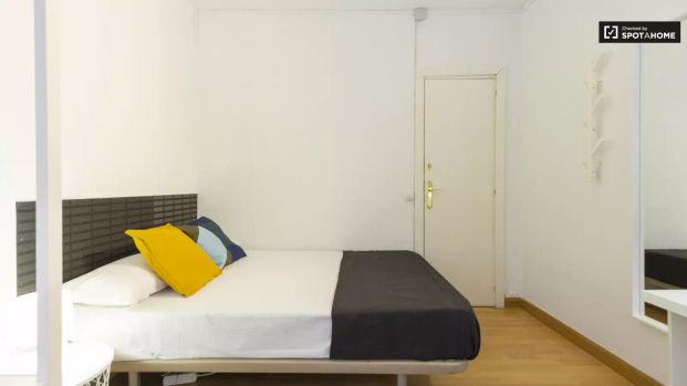 Single Bed in Room in a shared 6-bedroom apartment for rent in Castilla, professionals only - Photo 1