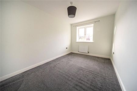 4 bedroom semi-detached house to rent - Photo 3