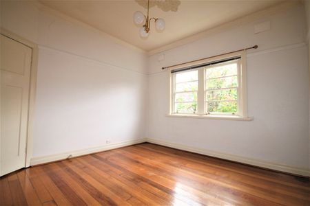 Light Filled Apartment In Fantastic Location - Photo 3