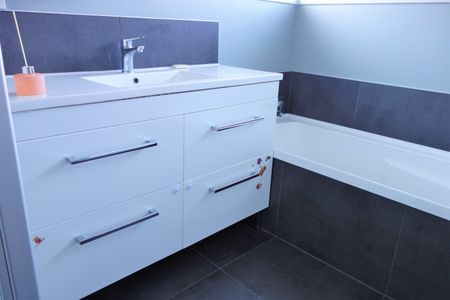 Great Location 3-Bed House with Double Garage - Photo 3