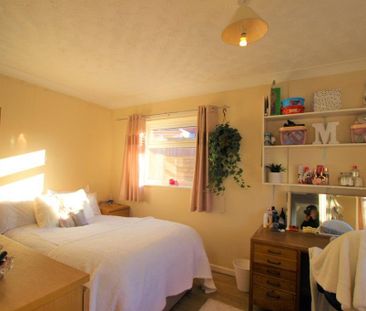 4 bedroom semi-detached house to rent - Photo 3