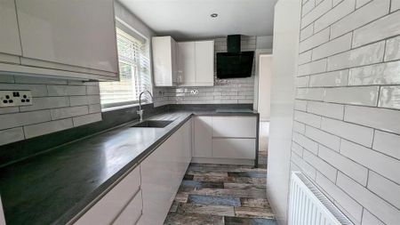4 bedroom semi-detached house to rent - Photo 2