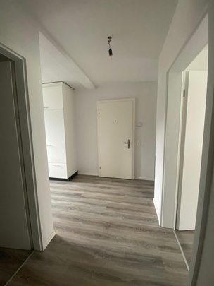 Moderne 3.5-Zimmerwohnung mit grossem Balkon im 2. Stock - Foto 1