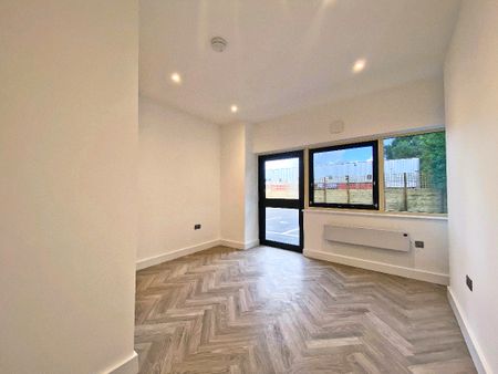 Redfields Lane, Church Crookham, Fleet, Hampshire, GU52 - Photo 2