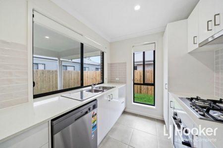 Exceptional Location - Just 6 Minutes to Train Station & 7 Minutes to Hospital! - Photo 4