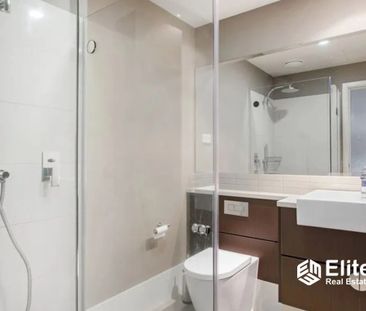 Modern Unfurnished One-Bedroom Apartment in the Heart of Melbourne CBD - Photo 3