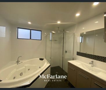 Welcome to 11 Gillian Crescent! - Photo 5