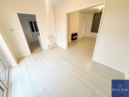 3 bedroom end of terrace house to rent - Photo 3