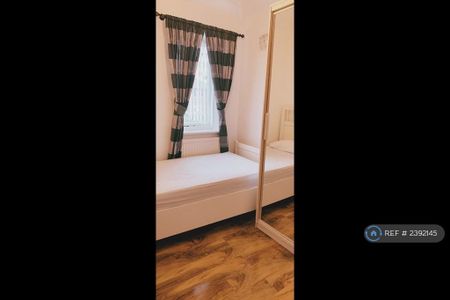 3 bedroom end of terrace house to rent - Photo 3