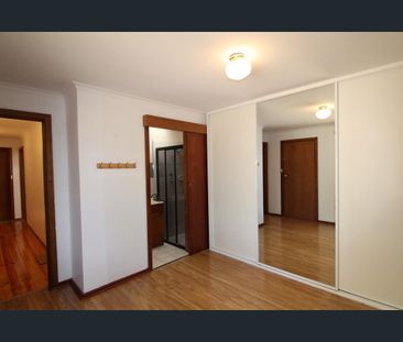 Family Home Close to the Shops & Beach! - Photo 3