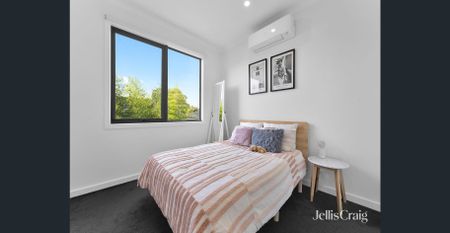 Quiet and Contemporary Living - Photo 5