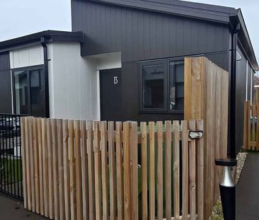 Modern Two Bedroom Townhouse in Prime Hamilton East Location - Photo 3