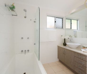 Spacious Family Sunshine Beach Home - Photo 4